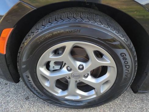 Used 2023 Chrysler Pacifica Limited FWD image 11