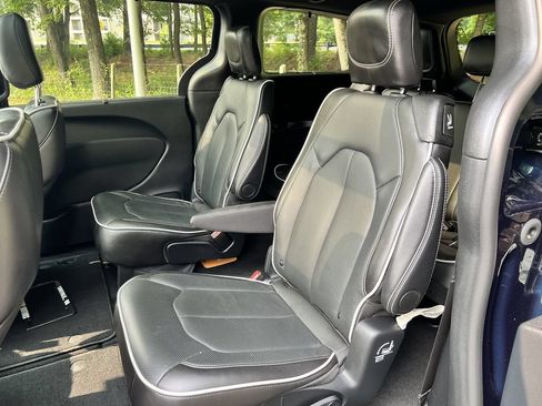 Certified 2025 Chrysler Pacifica Limited FWD image 17
