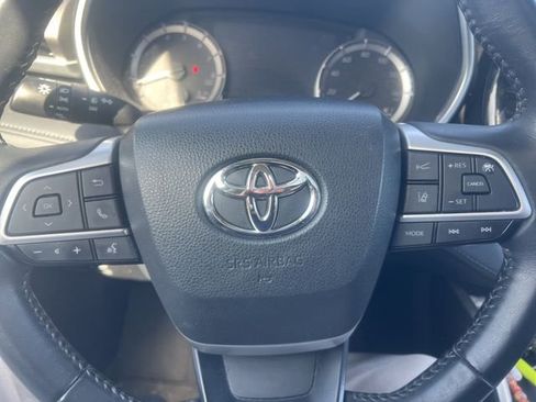 Used 2023 Toyota Highlander XLE image 12