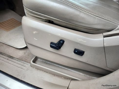 Used 2014 Chrysler Town & Country Touring image 29