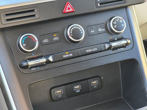 Used 2024 Kia Carnival LX image 31