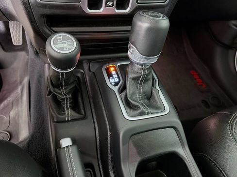 Used 2018 Jeep Wrangler Unlimited Sahara AWD/4WD image 25