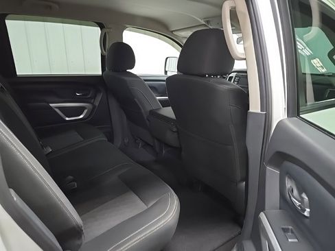 Used 2018 Nissan Titan SV image 17