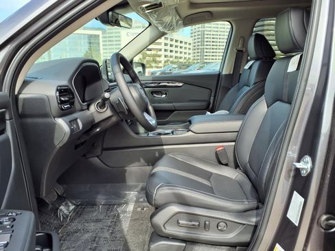 New 2025 Honda Pilot Touring image 10