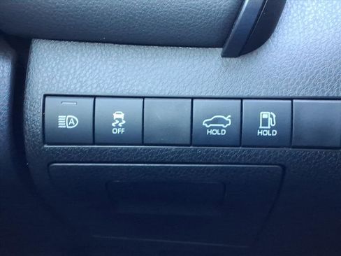 Used 2020 Toyota Camry SE image 26