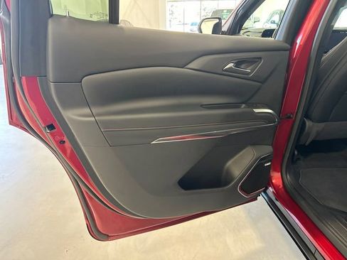 Used 2024 Chevrolet Traverse RS image 30