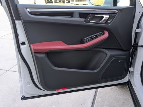 New 2026 Porsche Macan image 13