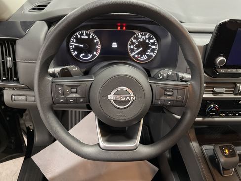 Used 2024 Nissan Pathfinder S image 18