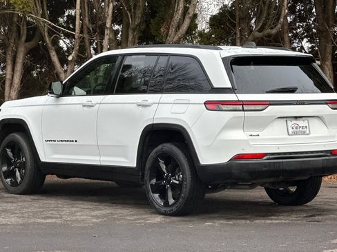 Used 2023 Jeep Grand Cherokee Altitude image 6