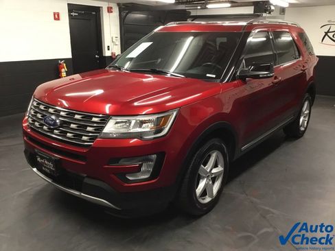 Used 2017 Ford Explorer XLT image 6