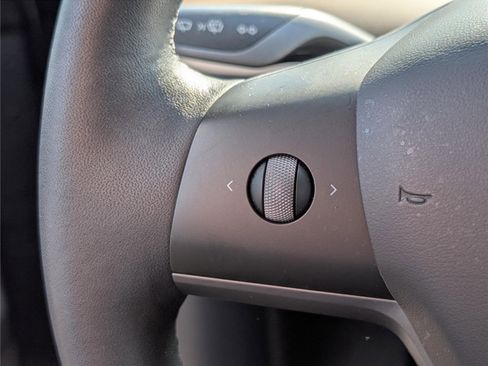 Used 2022 Tesla Model Y Long Range image 22