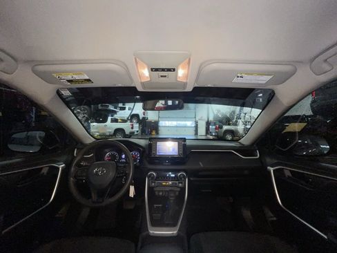 Used 2021 Toyota RAV4 LE image 27