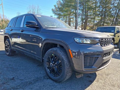 New 2026 Jeep Grand Cherokee Laredo image 2