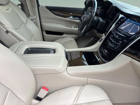 Used 2019 Cadillac Escalade Luxury image 34