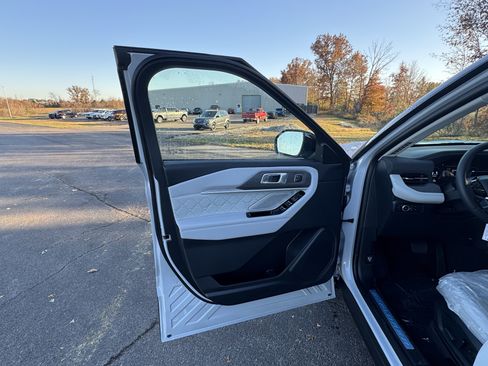 New 2026 Ford Explorer Platinum w/ LUX Leather Package AWD/4WD image 9