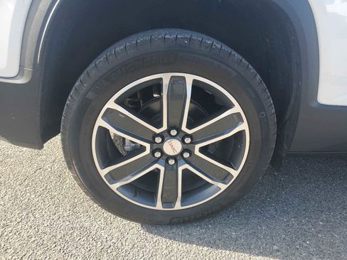 Used 2023 GMC Acadia SLT w/ Technology Package image 4