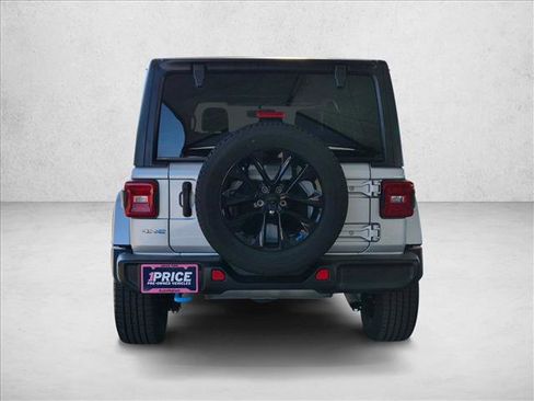 Used 2022 Jeep Wrangler Unlimited Sahara w/ Cold Weather Group AWD/4WD image 6