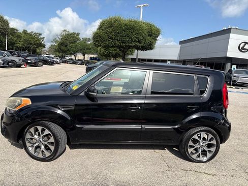 Used 2013 Kia Soul ! FWD image 2