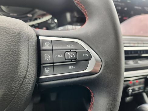 Used 2025 Jeep Compass Trailhawk AWD/4WD image 30