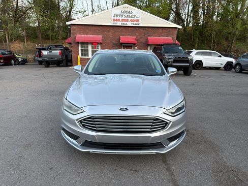 Used 2018 Ford Fusion SE w/ Fusion SE Technology Package image 2
