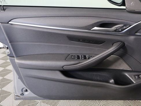 Used 2022 BMW 530e w/ Premium Package image 12