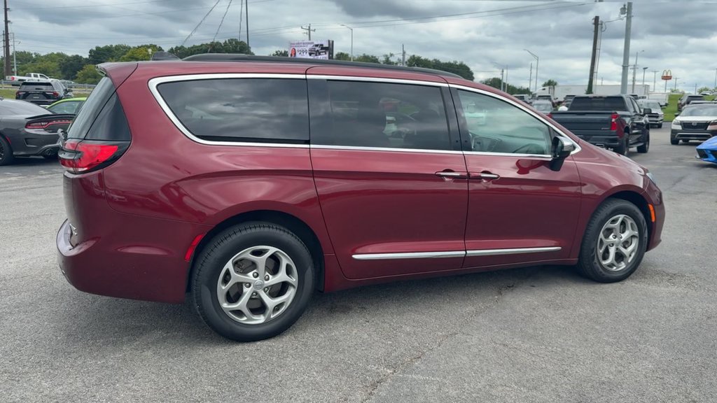 Used 2023 Chrysler Pacifica Limited AWD/4WD image 7