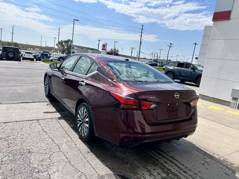 Used 2024 Nissan Altima 2.5 SV FWD image 3