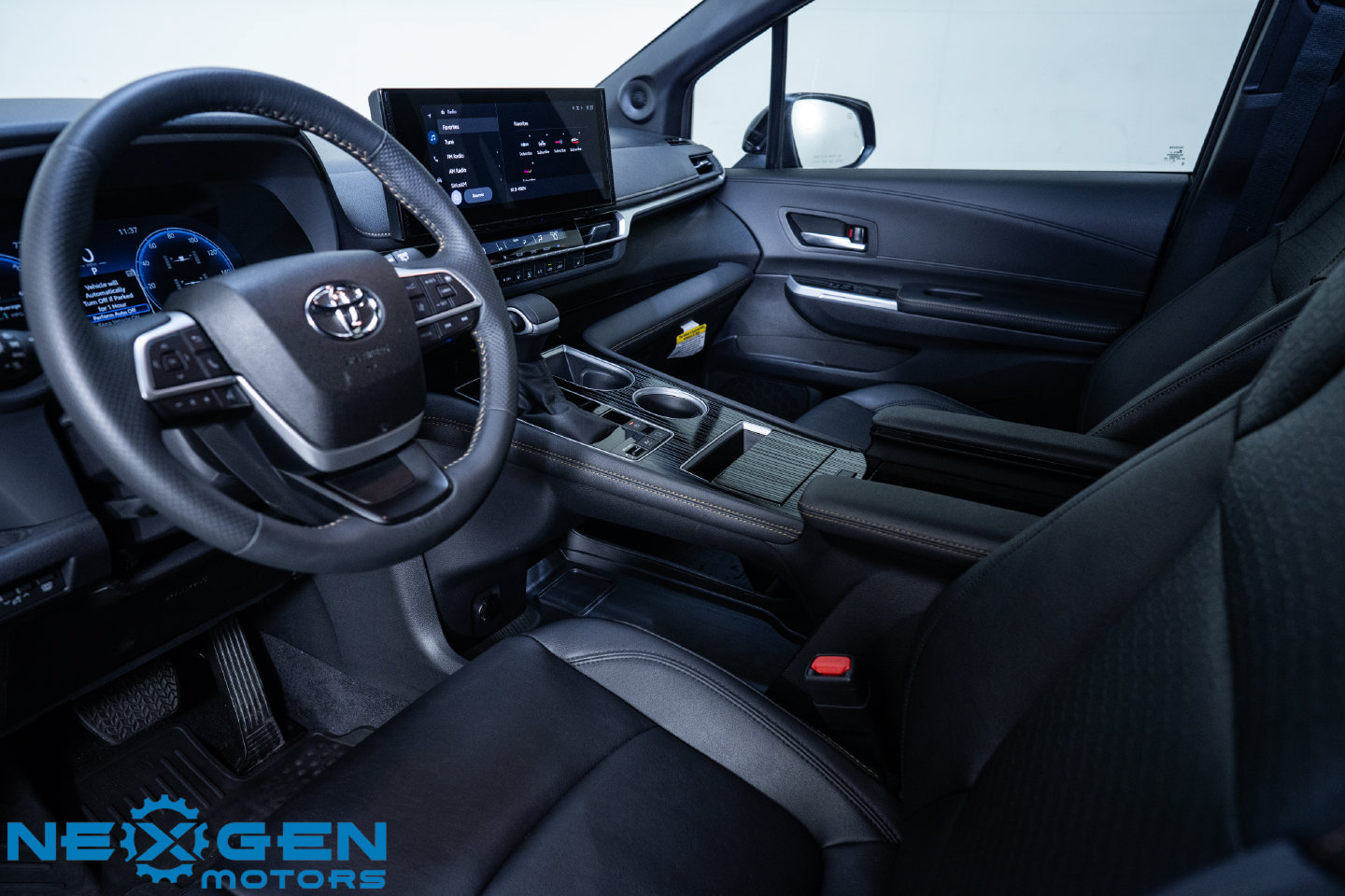 Used 2025 Toyota Sienna XLE Woodland Edition AWD/4WD image 13