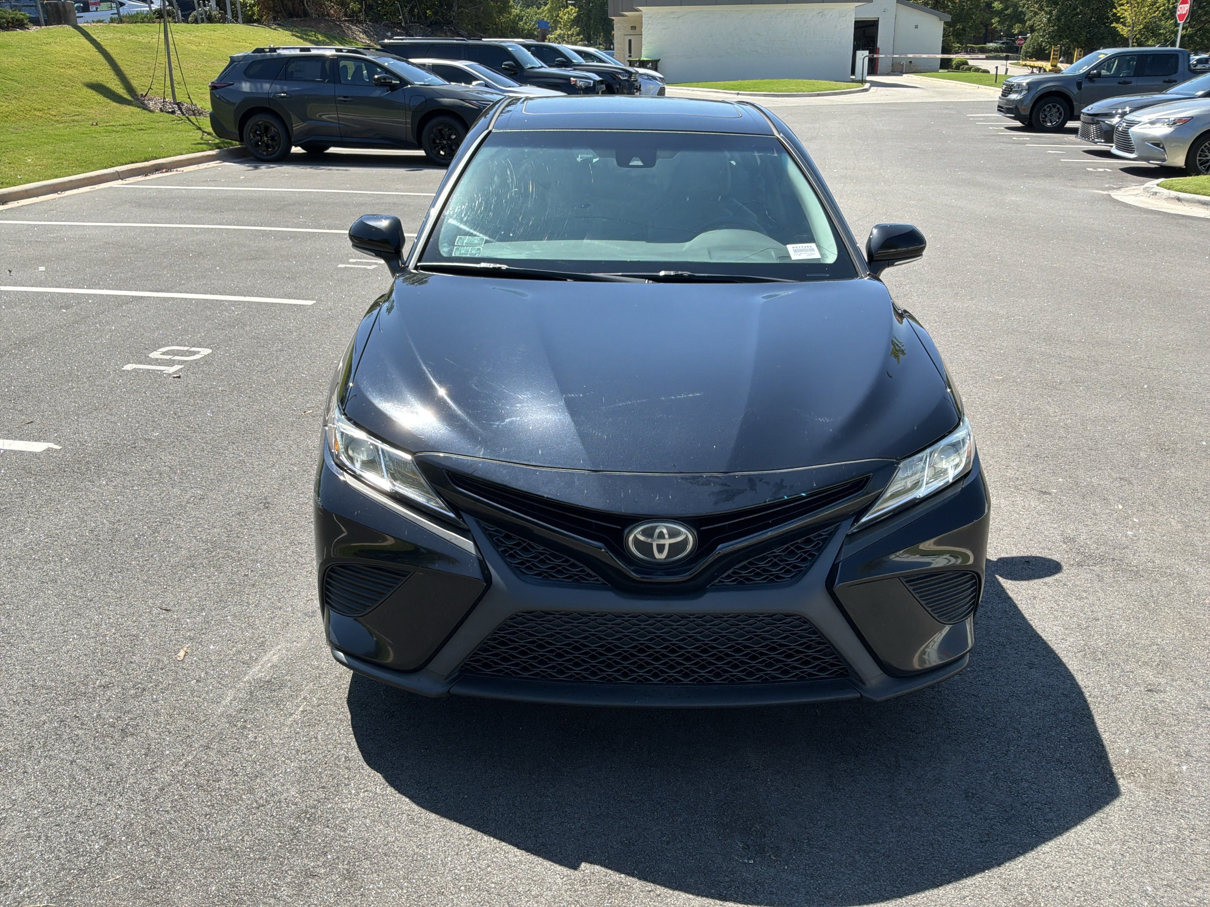 Used 2018 Toyota Camry SE w/ Moonroof Package FWD image 3