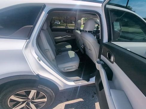 Used 2023 Kia Sorento EX w/ Panoramic Sunroof Package FWD image 4