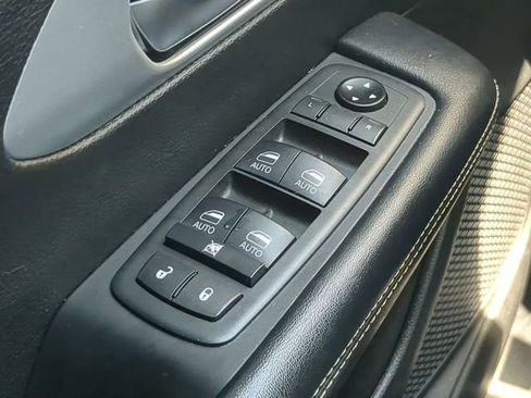Used 2021 Chrysler Pacifica Touring-L w/ Uconnect Theater Family Group FWD image 30