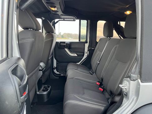 Used 2017 Jeep Wrangler Unlimited Rubicon w/ Connectivity Group image 38