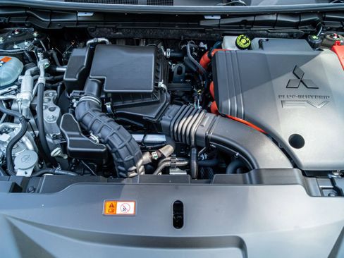 New 2025 Mitsubishi Outlander ES image 15