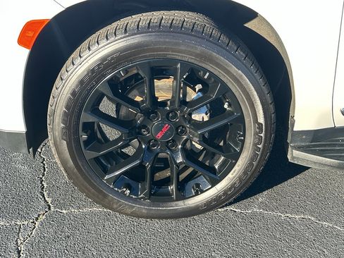 Used 2023 GMC Yukon XL SLT w/ SLT Premium Package image 34