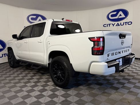 Used 2023 Nissan Frontier SV w/ Midnight Edition Package image 6