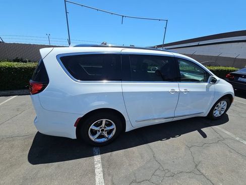 Used 2019 Chrysler Pacifica Touring-L FWD image 3