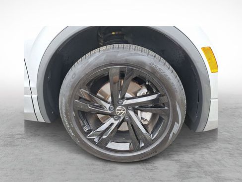 Used 2023 Volkswagen Tiguan SE R-Line image 9
