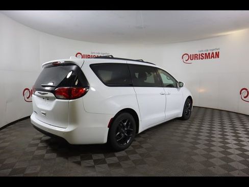 Used 2018 Chrysler Pacifica Touring Plus w/ S Appearance Package image 9