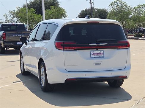 New 2026 Chrysler Pacifica Select image 6
