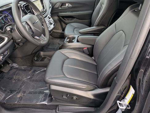 New 2026 Chrysler Pacifica Select FWD image 12