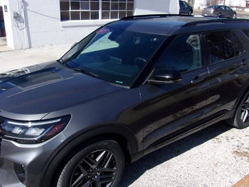 Used 2025 Ford Explorer ST image 4