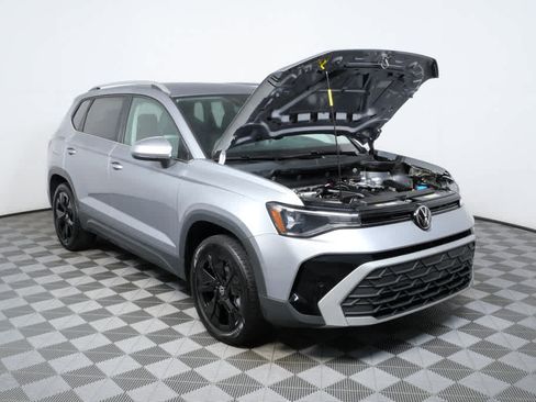 Certified 2025 Volkswagen Taos SE w/ Black Wheel Package FWD image 29