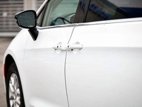 Used 2024 Chrysler Pacifica Touring-L image 8