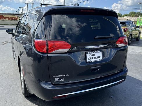 Used 2019 Chrysler Pacifica Touring-L FWD image 11