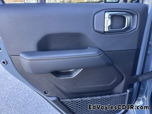 Used 2025 Jeep Wrangler Sahara image 27