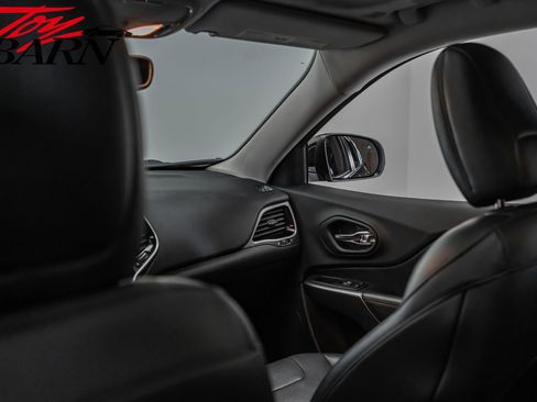 Used 2019 Jeep Cherokee Overland w/ Technology Group image 44