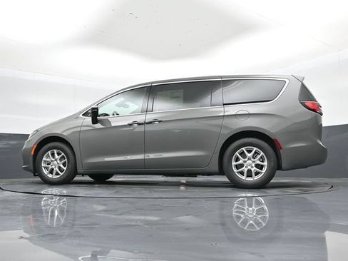 Used 2025 Chrysler Pacifica Select FWD image 39