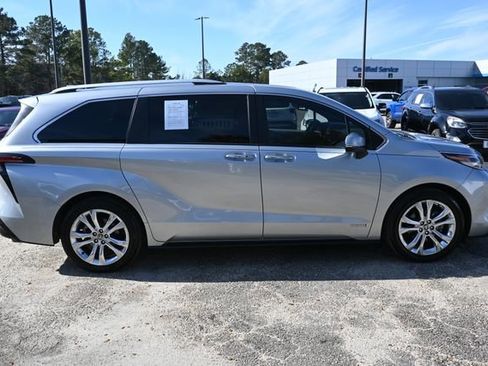 Used 2021 Toyota Sienna Platinum image 6