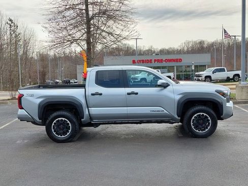 Used 2024 Toyota Tacoma TRD Off-Road image 27