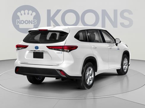Used 2022 Toyota Highlander XLE AWD/4WD image 2